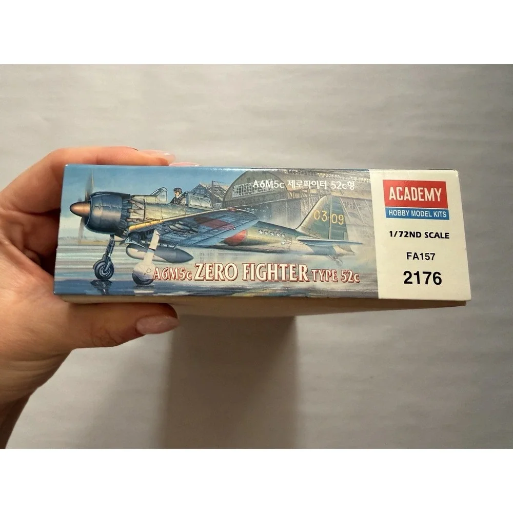 Academy 1/72 A6M5c Zero Fighter Type 52c WWII Military Airplane Model Kit 2176